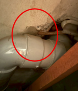 階上のトイレの配管周辺から漏水